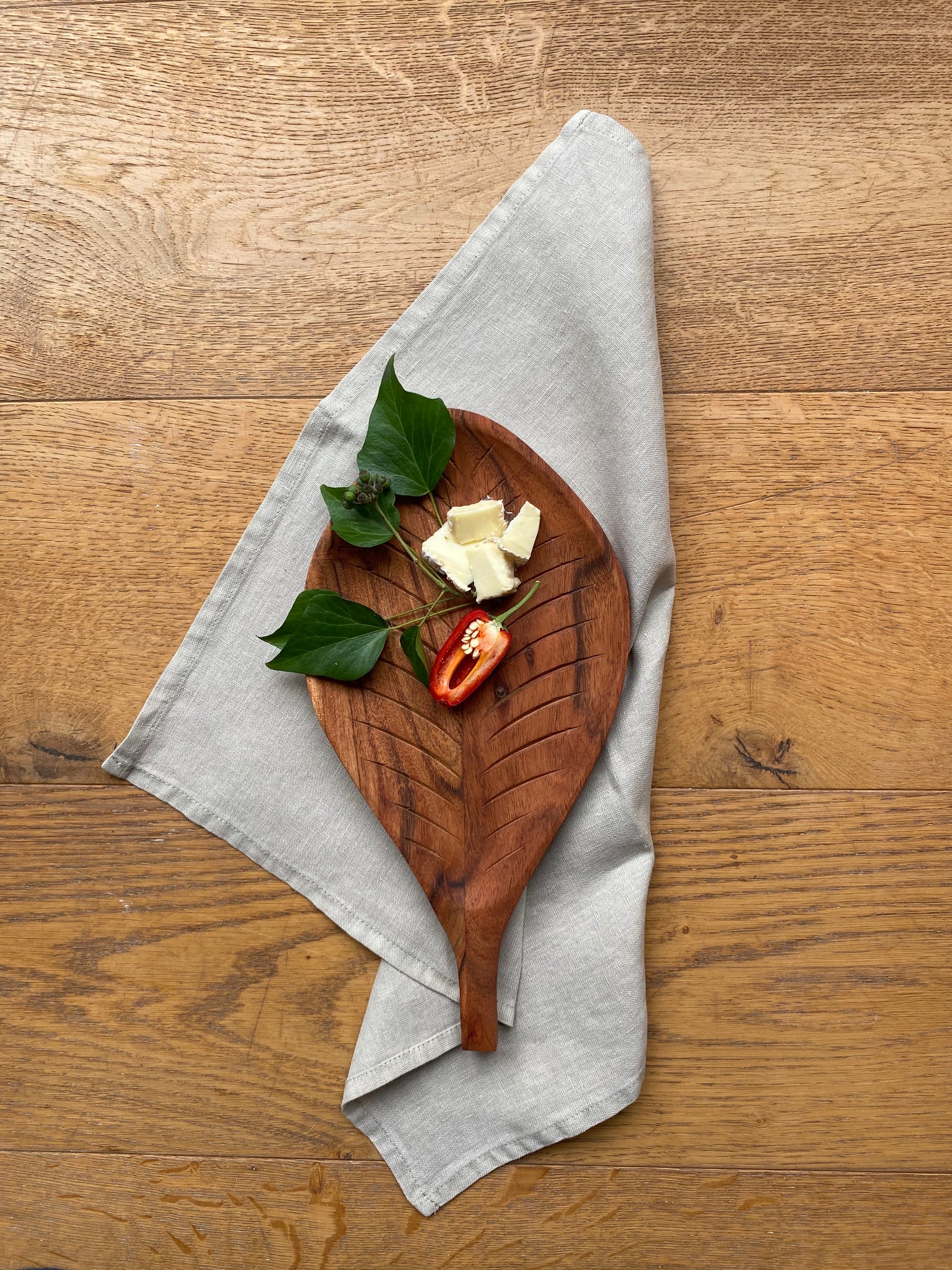 Leaf carved serving board